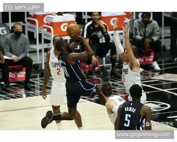 快船与掘金激战正酣NBA直播原声带你感受现场氛围