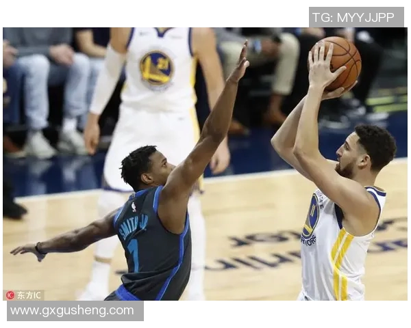 勇士对阵小牛比赛中库里意外受伤球队前景堪忧球迷心急如焚